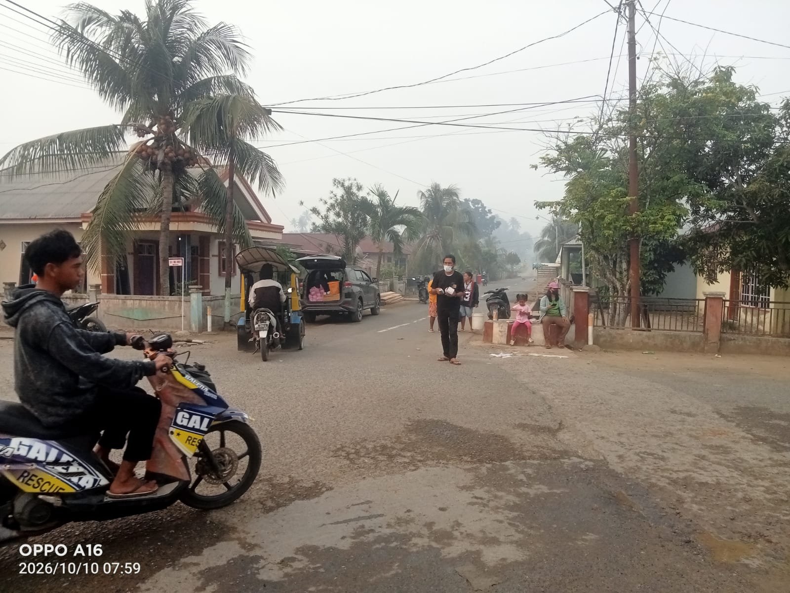 Anggota DPRD Halmahera Timur Kriston Batawi Bagikan Masker. - thewasesanews.com