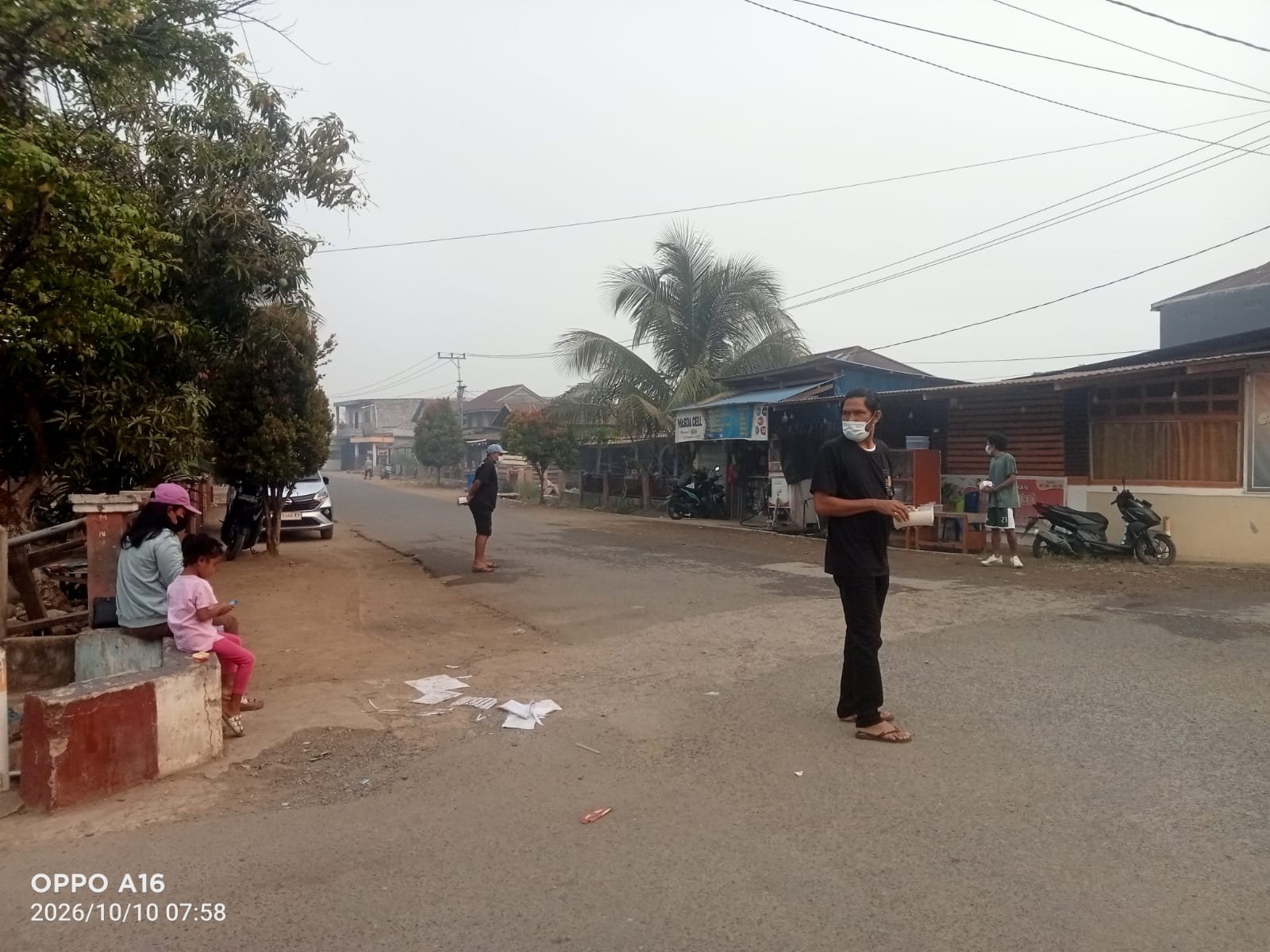 Anggota DPRD Halmahera Timur Kriston Batawi Bagikan Masker. - thewasesanews.com
