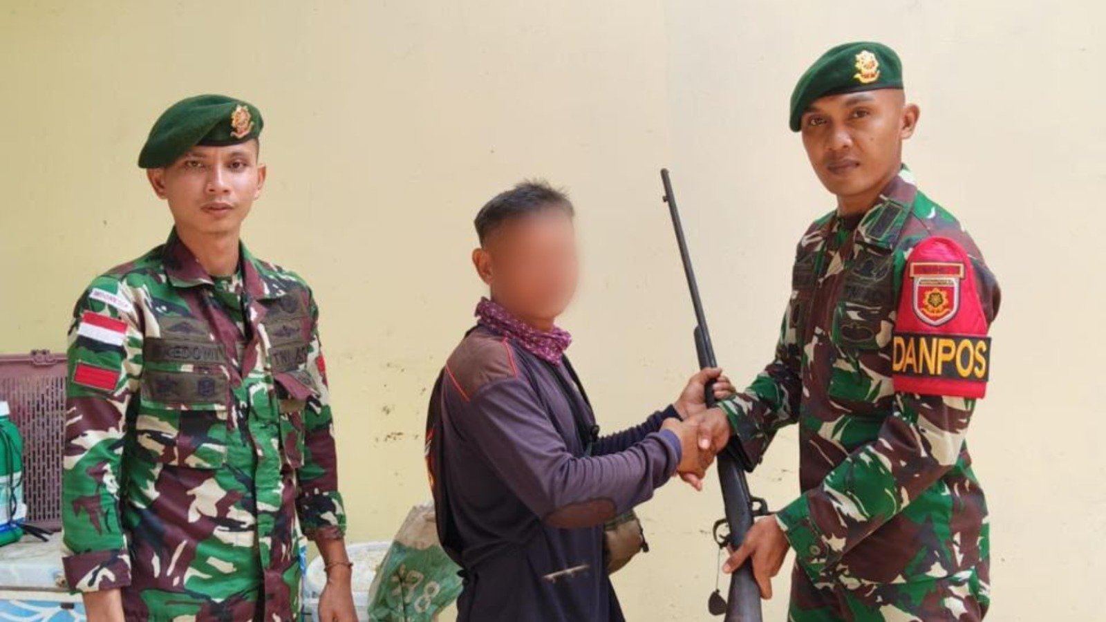 Satgas Pamtas Yonarmed 13 Nanggala Terima Senpi Rakitan. - thewasesanews.com