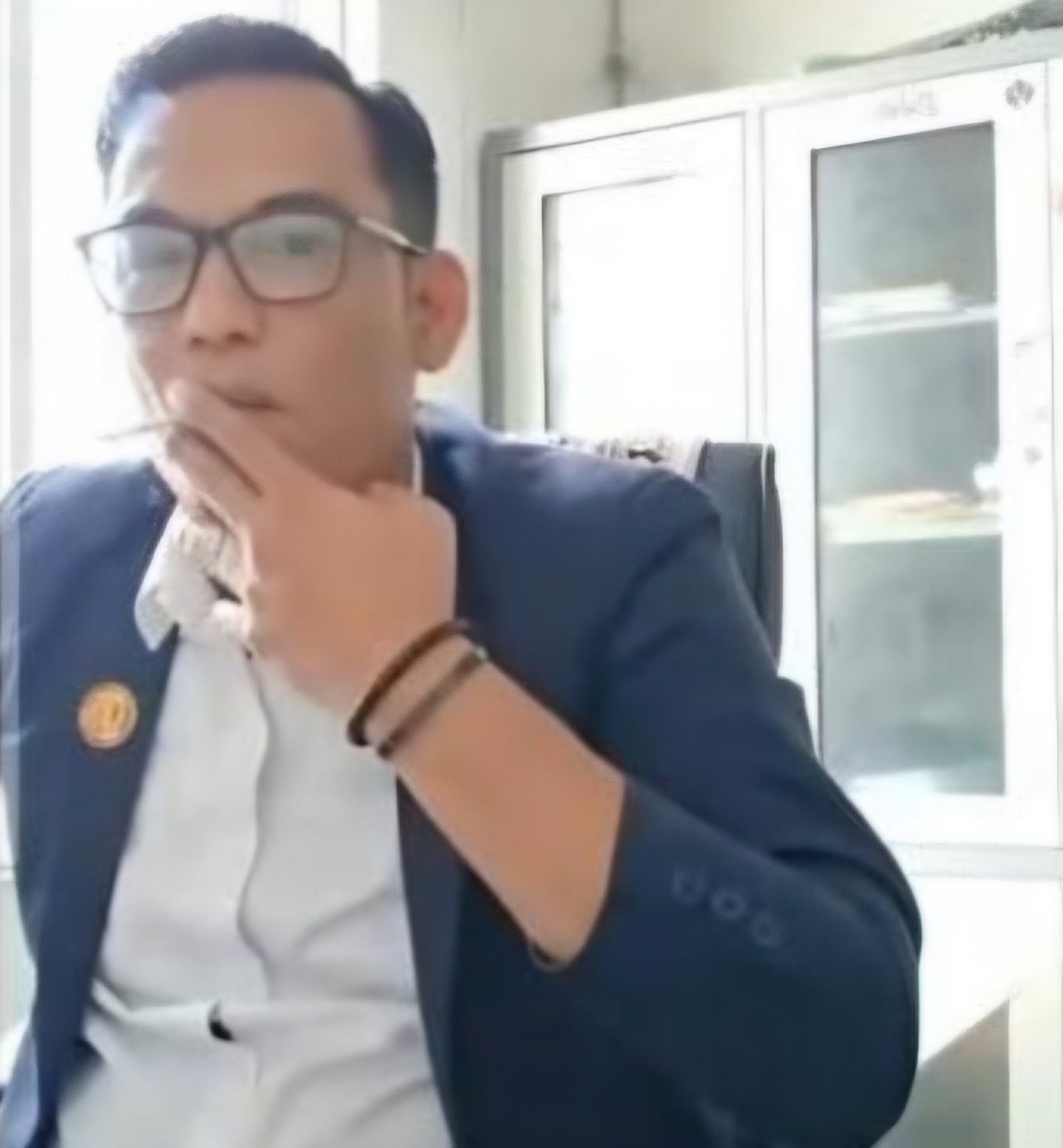 Merokok Sambil Live TikTok Sekdes Lebak Wangi Disorot. - thewasesanews.com