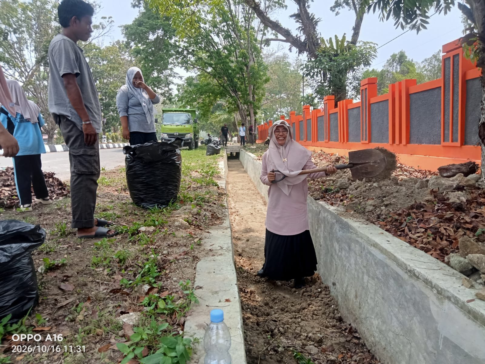 HUT Halteng Ke-36 Kadis DLH Hj Rivani Abdurajak Bersihkan Got. - thewasesanews.com