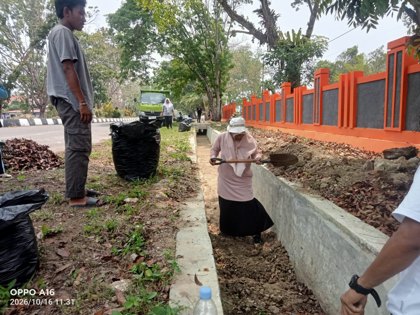 HUT Halteng Ke-36 Kadis DLH Hj Rivani Abdurajak Bersihkan Got. - thewasesanews.com