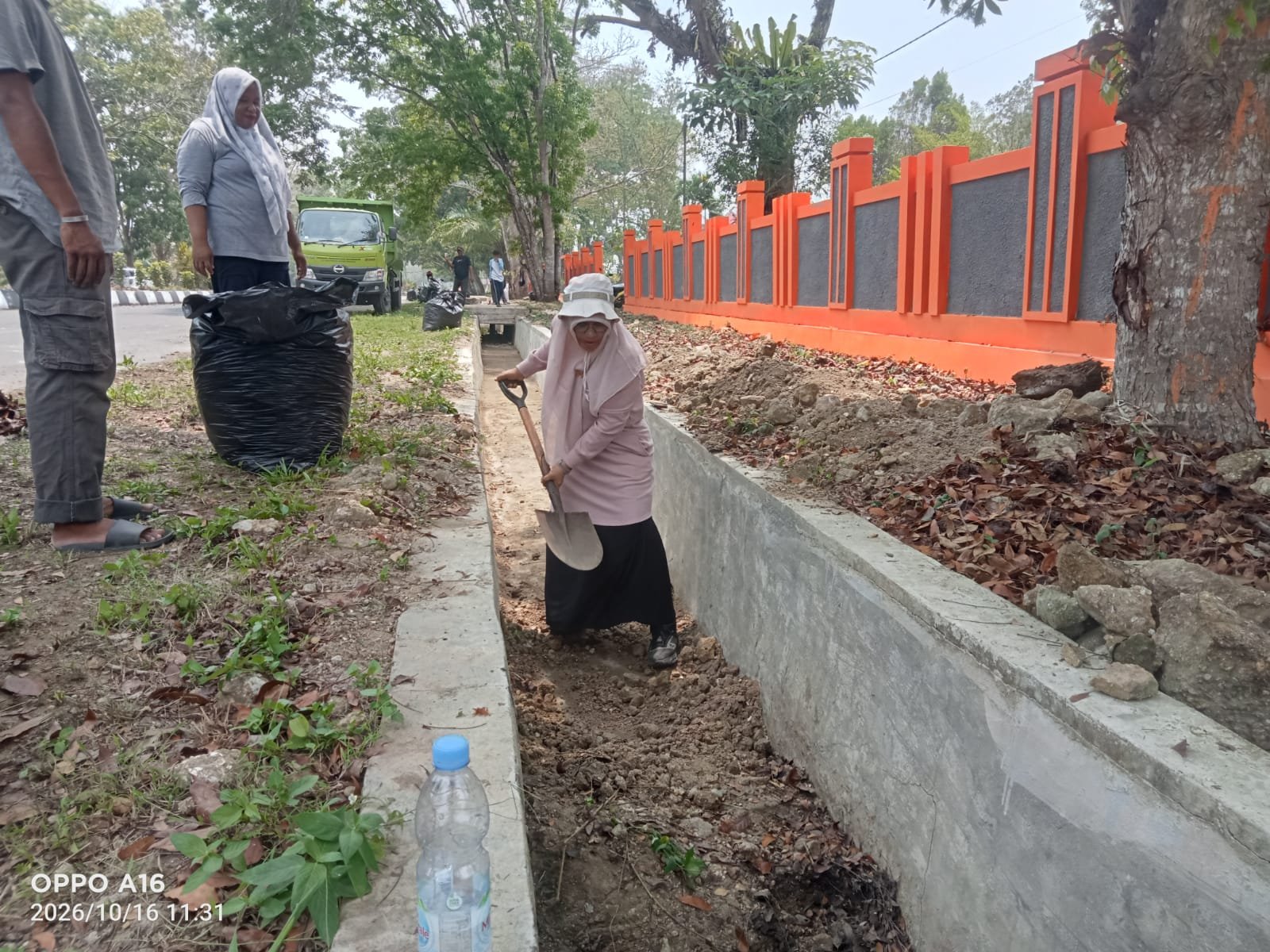 HUT Halteng Ke-36 Kadis DLH Hj Rivani Abdurajak Bersihkan Got. - thewasesanews.com