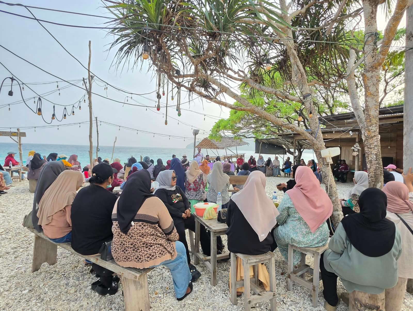 Disdik Halteng Gelar Jumpa Guru di Pulau Gebe. - thewasesanews.com