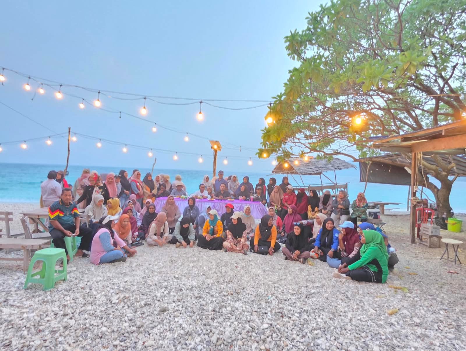 Dinas Pendidikan Halteng menggelar Jumpa Guru dan RDP di Pulau Gebe untuk menyerap aspirasi fasilitas dan penguatan mutu pendidikan perbatasan. - thewasesanews.com