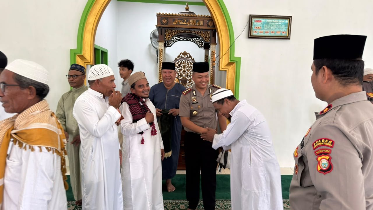 Kapolres Halteng Pimpin Sholat Jumat Keliling di Masjid Darul Yasin. - thewasesanews.com