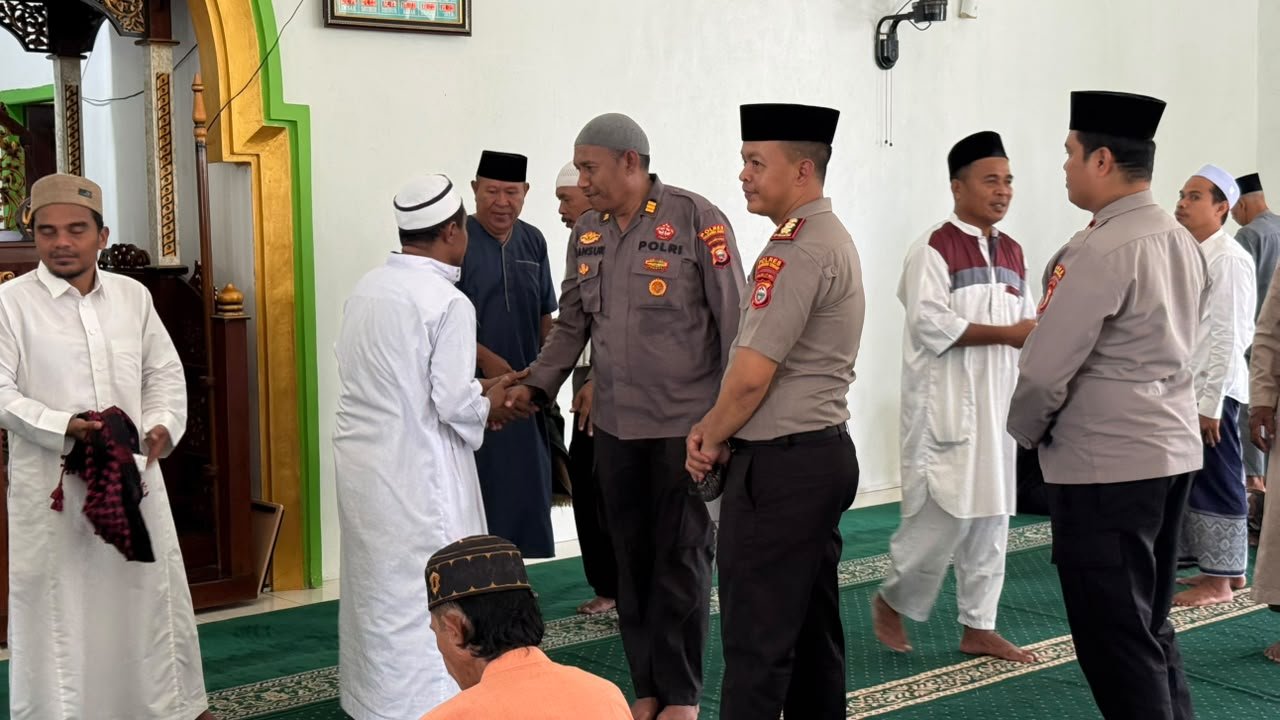 Kapolres Halteng Pimpin Sholat Jumat Keliling di Masjid Darul Yasin. - thewasesanews.com