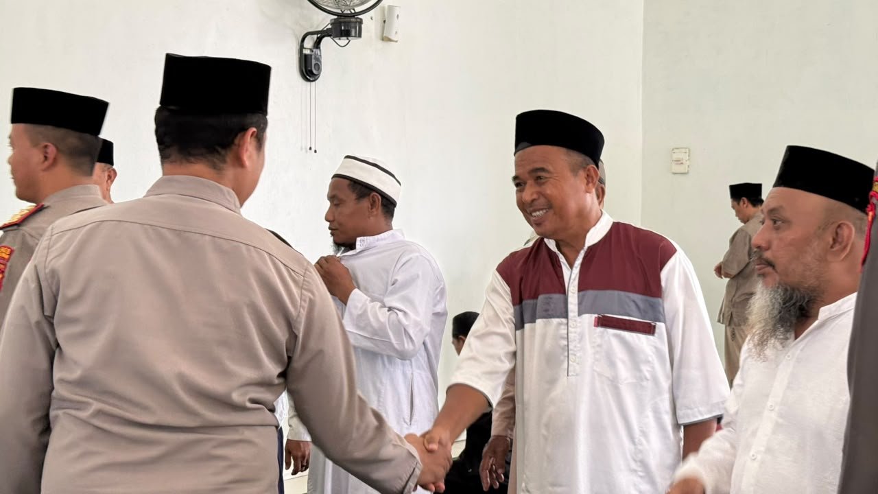 Kapolres Halteng Pimpin Sholat Jumat Keliling di Masjid Darul Yasin. - thewasesanews.com