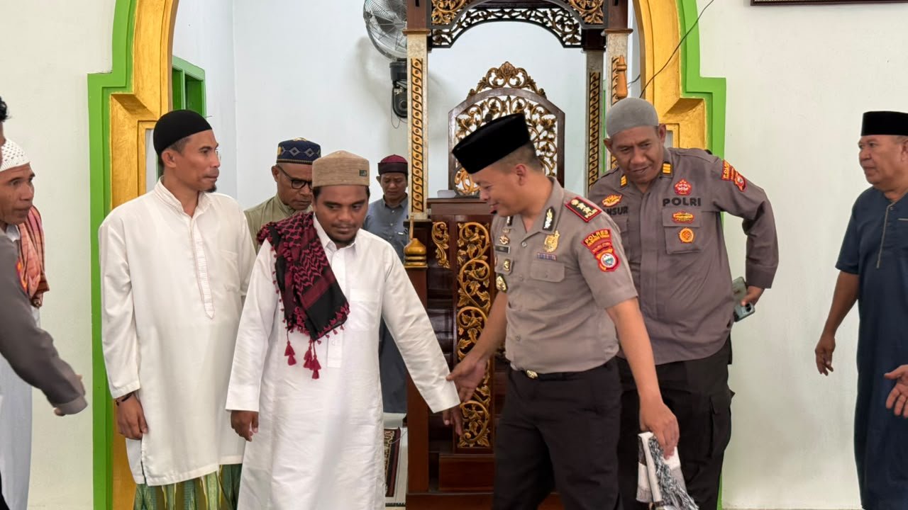 Kapolres Halteng Pimpin Sholat Jumat Keliling di Masjid Darul Yasin. - thewasedsnews.com