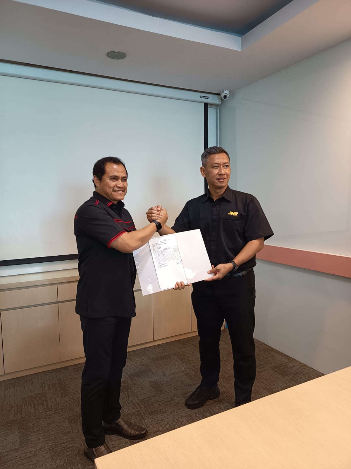 Zakaria Agustono Sampaikan Selamat kepada Jontri dan Apresiasi Samsul Djamaludin. - thewasesanews.com
