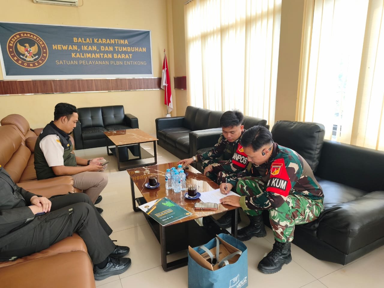 Warga Serahkan Trenggiling Hidup kepada Satgas Yonarmed 19. - thewasesanews.com