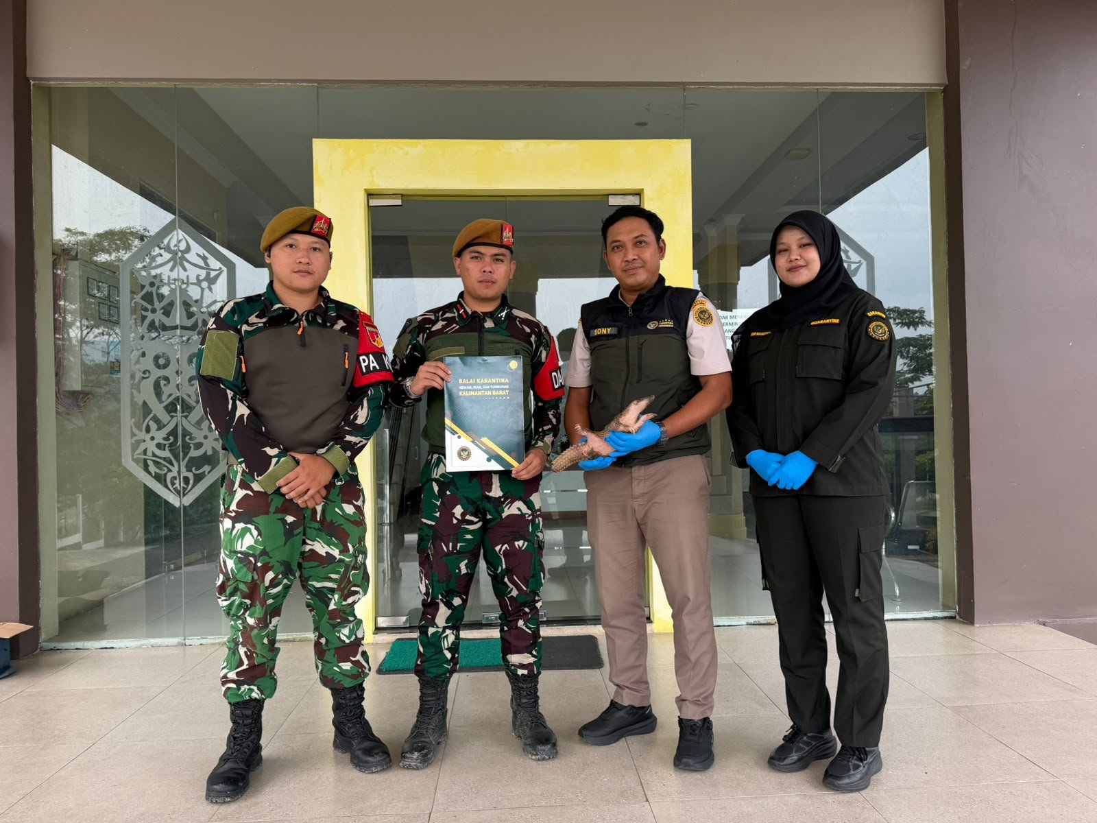 Warga Serahkan Trenggiling Hidup kepada Satgas Yonarmed 19. - thewasesanews.com