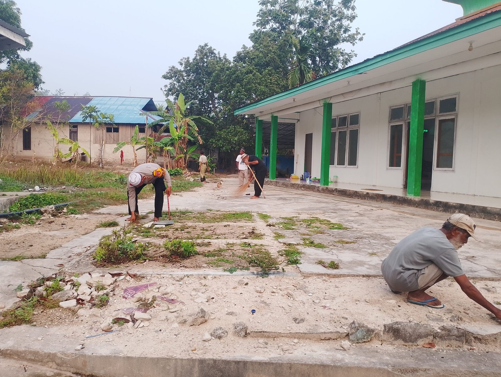 Kapolsek Patani Bersama Masyarakat Pantura Jaya Gelar Jumat Bersih. - thewasesanews.com