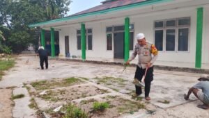 Kapolsek Patani Bersama Masyarakat Pantura Jaya Gelar Jumat Bersih. - thewasesanews.com
