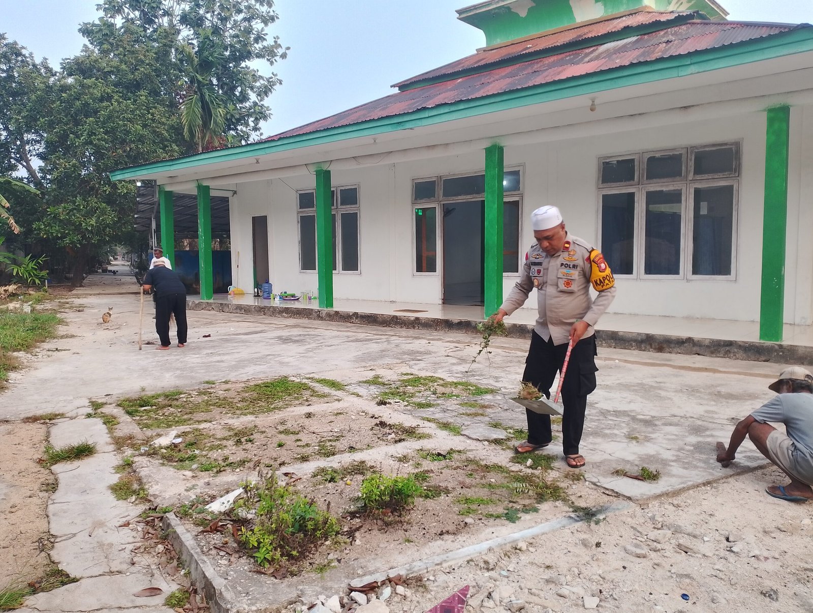 Kapolsek Patani Bersama Masyarakat Pantura Jaya Gelar Jumat Bersih. - thewasesanews.com