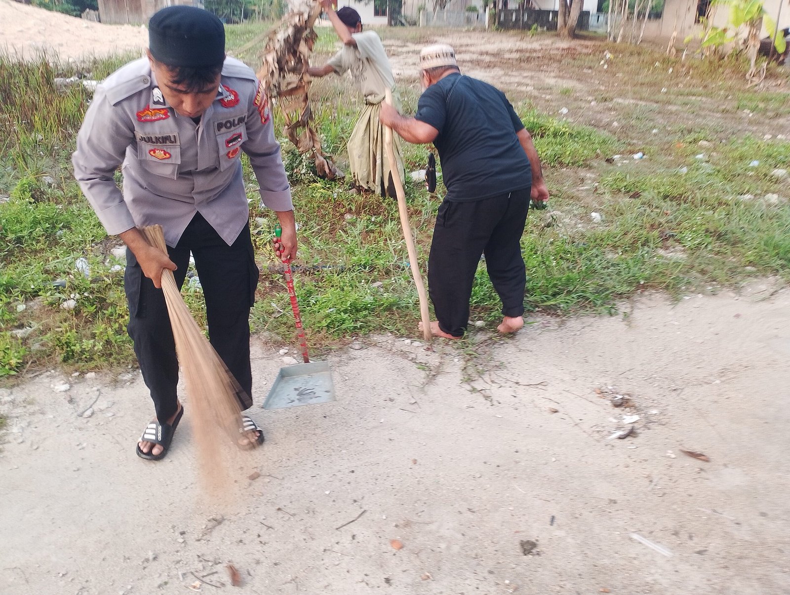 Kapolsek Patani Bersama Masyarakat Pantura Jaya Gelar Jumat Bersih. - thewasesanews.com