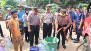 Kapolresta Tangerang Pimpin Pendistribusian Bantuan Ribuan Liter Air Bersih. - thewasesanews.com