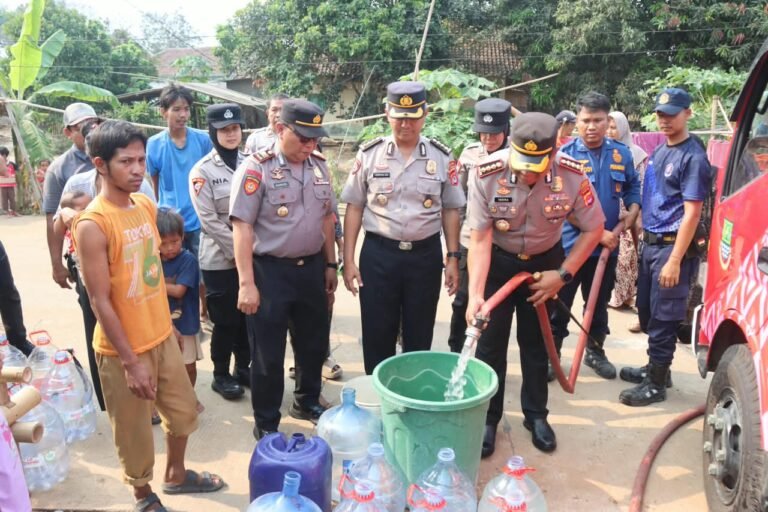 Kapolresta Tangerang Pimpin Pendistribusian Bantuan Ribuan Liter Air Bersih. - thewasesanews.com