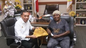 Ketulusan Mama Tina Pikey dari Papua Sentuh Hati Bupati Halteng. - thewasesanews.com