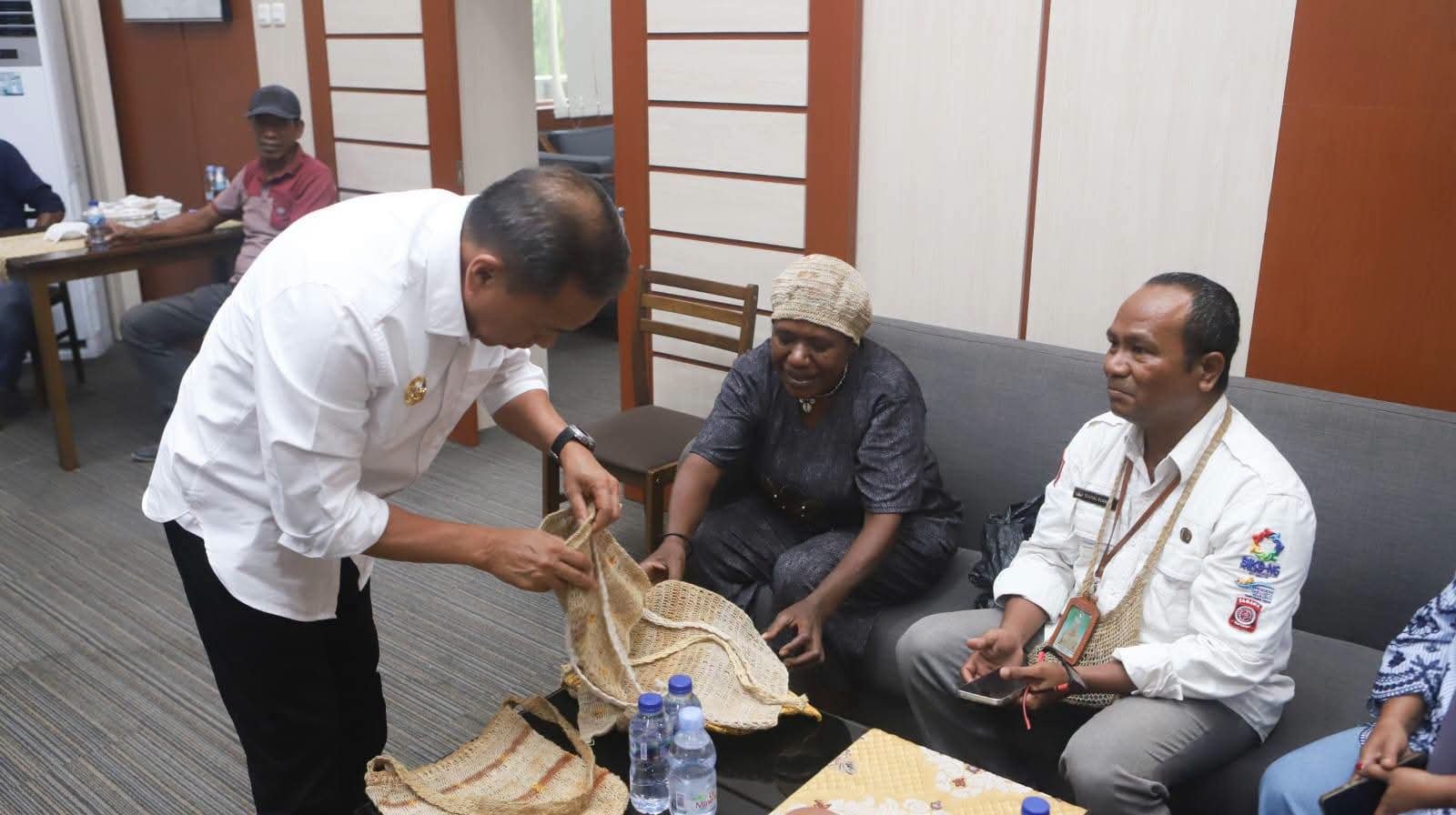 Ketulusan Mama Tina Pikey dari Papua Sentuh Hati Bupati Halteng. - thewasesanews.com