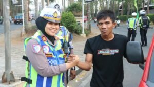 Sosialisasi tertib berlalu lintas oleh Satlantas Polresta Tangerang pada hari kedua Operasi Patuh Maung 2026.