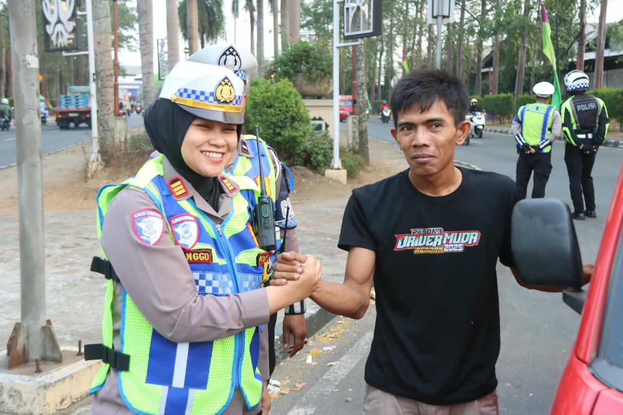 Sosialisasi tertib berlalu lintas oleh Satlantas Polresta Tangerang pada hari kedua Operasi Patuh Maung 2026.