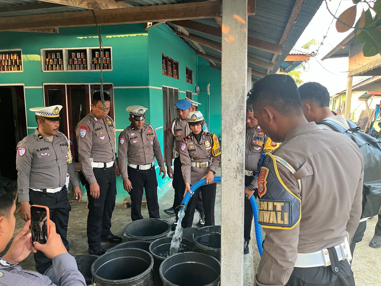 Polres Halteng Salurkan Paket Sembako dan Air Bersih Kepada Warga Desa Goeng Dalam Rangka Ops Patuh Kie Raha 2026. - thewasesanews.com