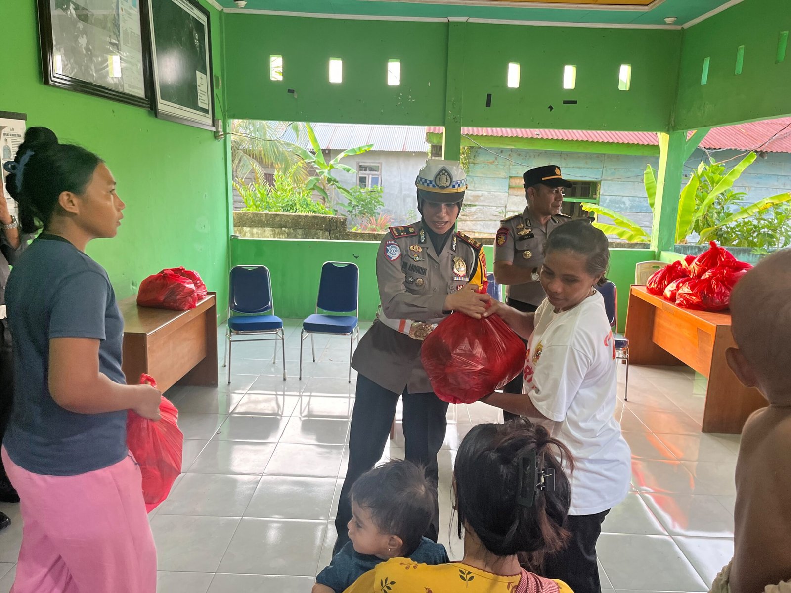 Polres Halteng Salurkan Paket Sembako dan Air Bersih Kepada Warga Desa Goeng Dalam Rangka Ops Patuh Kie Raha 2026. - thewasesanews.com
