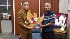 Petani Wairoro Serahkan Ukiran Garuda Kayu Kepada Bupati Halteng. - thewasesanews.com