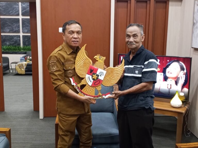 Petani Wairoro Serahkan Ukiran Garuda Kayu Kepada Bupati Halteng. - thewasesanews.com