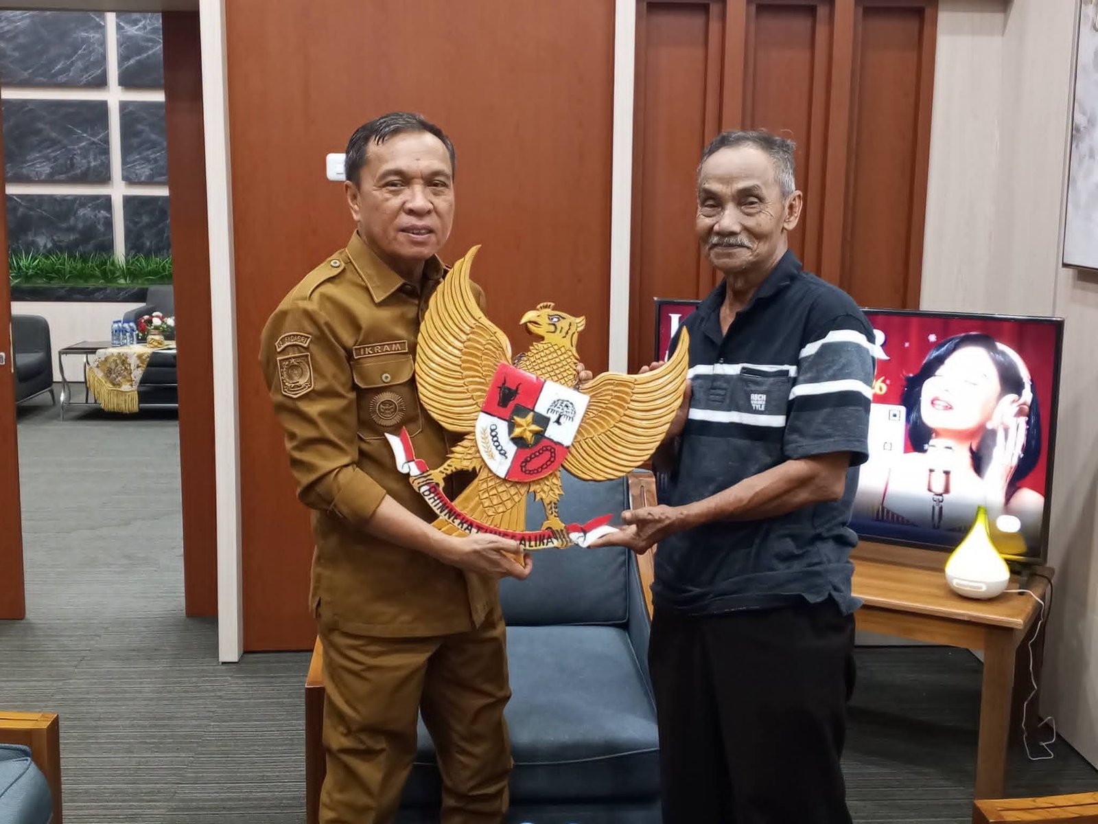 Petani Wairoro Serahkan Ukiran Garuda Kayu Kepada Bupati Halteng. - thewasesanews.com