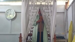 Kapolsek Patani IPDA Mustakim Puasa memimpin Sholat Jumat Keliling di Desa Loman untuk mengajak warga menjaga Kamtibmas.