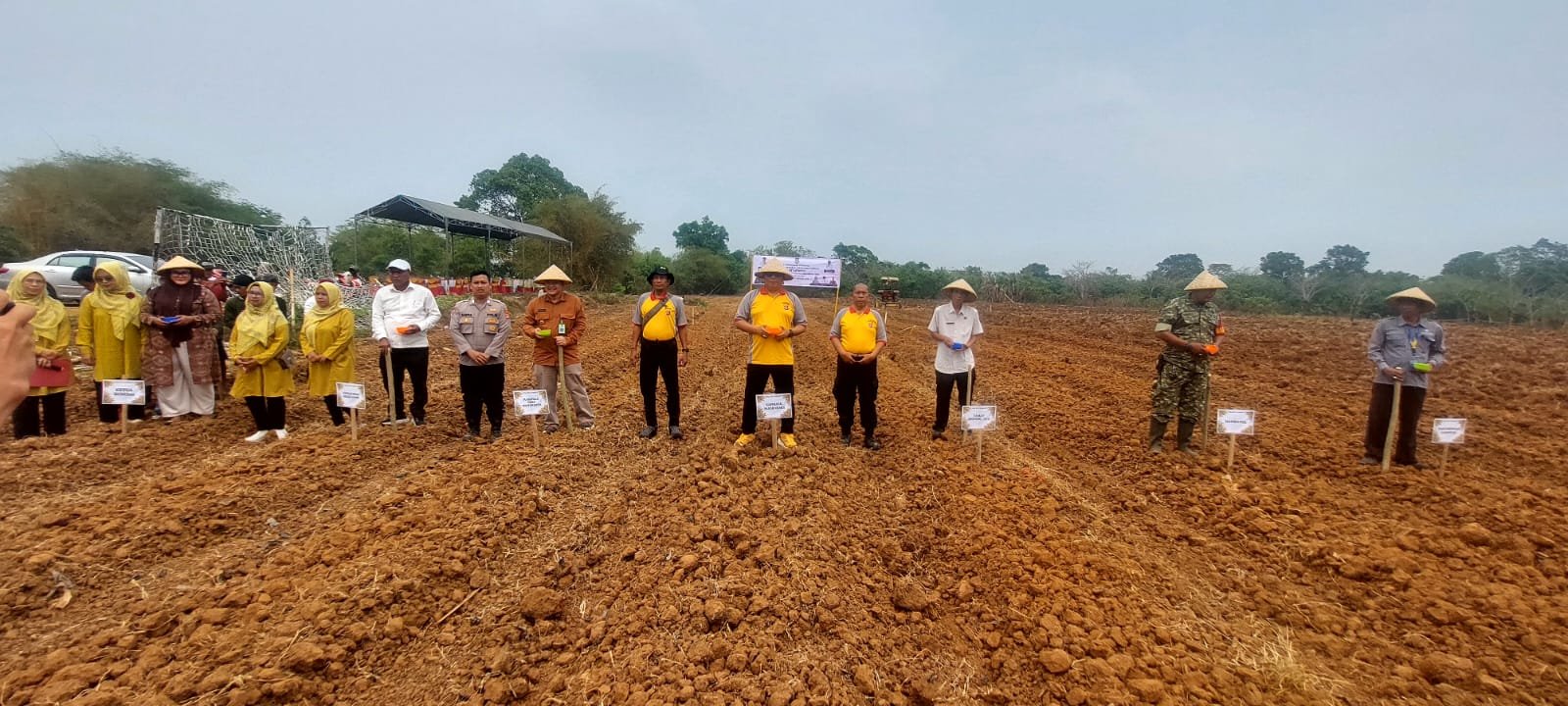 Polsek Pasar Kemis tanam jagung bersama kelompok tani di lahan seluas 1 hektare.