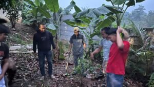 Penanaman pohon Polsek Panongan dalam mendukung program Green Policing Polresta Tangerang.