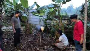 Penanaman pohon Polsek Panongan dalam mendukung program Green Policing Polresta Tangerang.