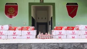 Pengamanan 840 botol minuman keras merek Lemon Gin dan Bir Camel oleh Satgas Pamtas Yonarmed 13/Nanggala di Kabupaten Sintang.
