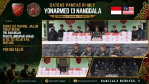 Satgas Pamtas Yonarmed 13/Nanggala menggagalkan penyelundupan 20 dus miras ilegal asal Malaysia di Desa Sungai Kelik, Kabupaten Sintang.