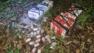 Satgas Pamtas Yonarmed 13/Nanggala menunjukkan barang bukti 20 dus miras ilegal hasil penggagalan penyelundupan di perbatasan Malaysia.