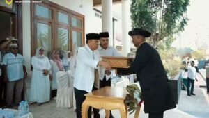 Bupati Ikram Malan Sangadji menyerahkan bendera pataka kepada para Sangaji di Halmahera Tengah.