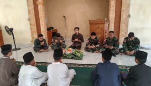 Satgas Pamtas RI-Malaysia Yonarmed 19/Bogani membagikan bantuan dalam kegiatan Jumat Berkah di Pondok Pesantren Al-Hazza, Sekayam, Kabupaten Sanggau.