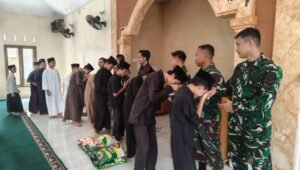 Personel Satgas Pamtas RI-Malaysia Yonarmed 19/Bogani melaksanakan kegiatan Jumat Berkah dengan membagikan bantuan di Pondok Pesantren Al-Hazza, Sekayam, Kabupaten Sanggau.