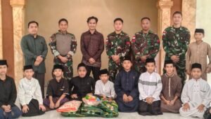 Personel Satgas Pamtas RI-Malaysia Yonarmed 19/Bogani bersama pengurus Pondok Pesantren Al-Hazza saat kegiatan sosial Jumat Berkah di wilayah perbatasan Sekayam, Kalimantan Barat.