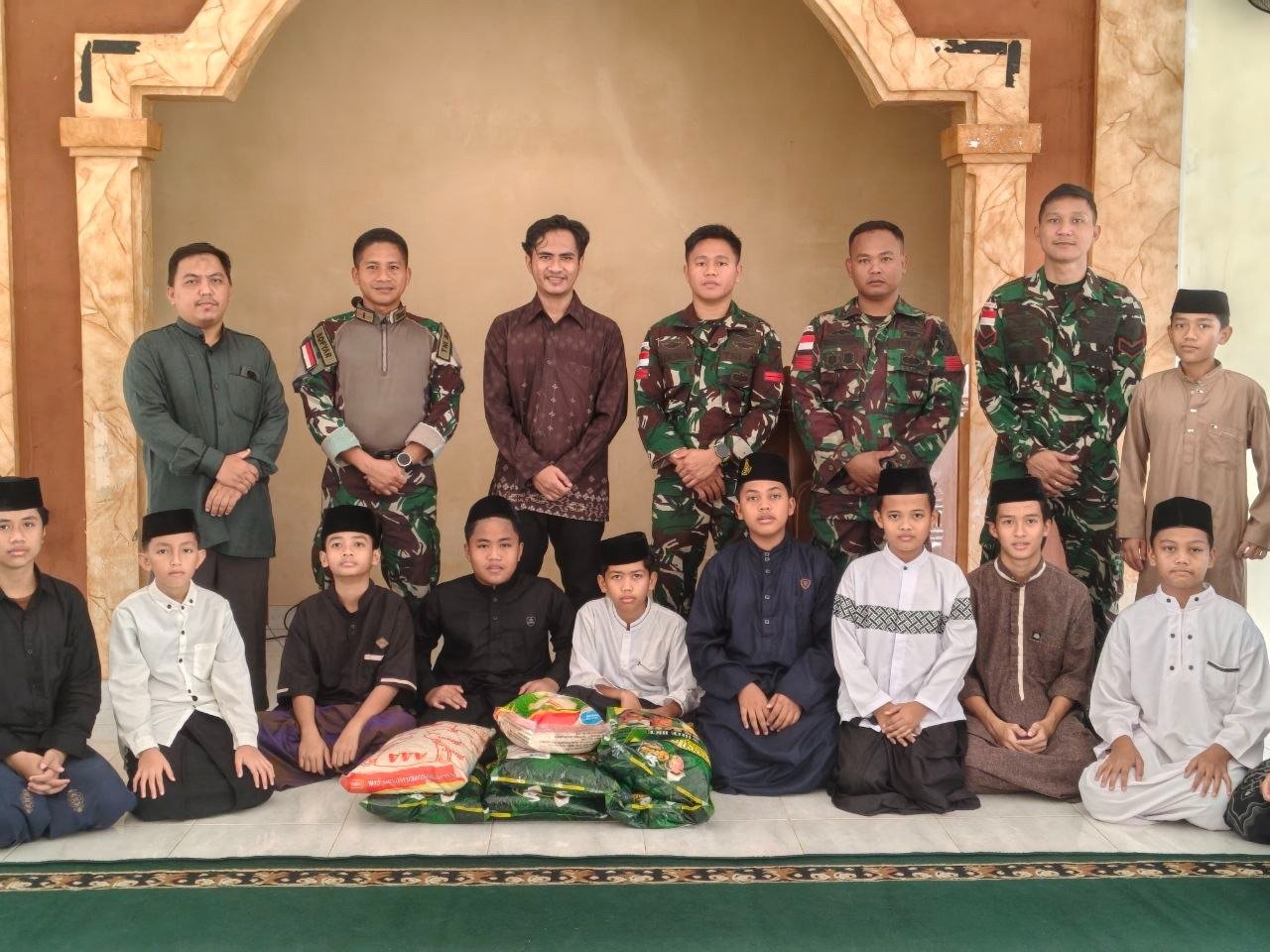 Personel Satgas Pamtas RI-Malaysia Yonarmed 19/Bogani bersama pengurus Pondok Pesantren Al-Hazza saat kegiatan sosial Jumat Berkah di wilayah perbatasan Sekayam, Kalimantan Barat.